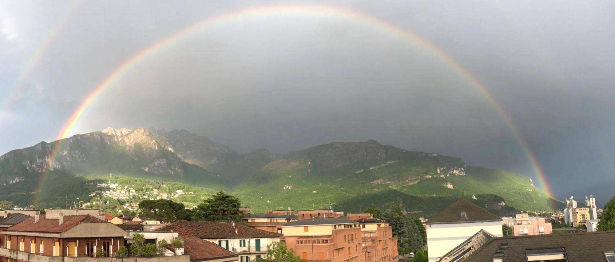 Bright Penthouse Close To Center With Terrace And Lake View Lecco Esterno foto